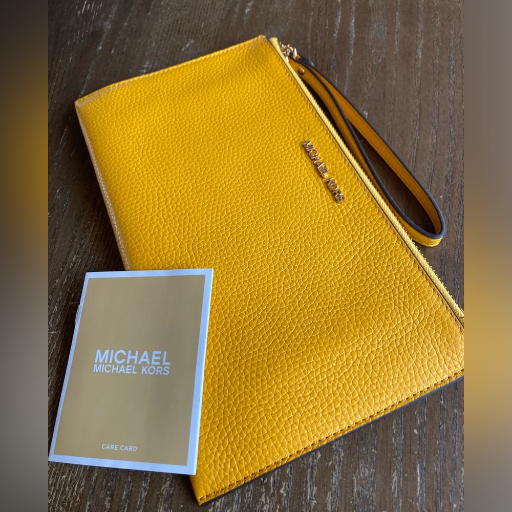 Wristlet Michael Kors💛📒